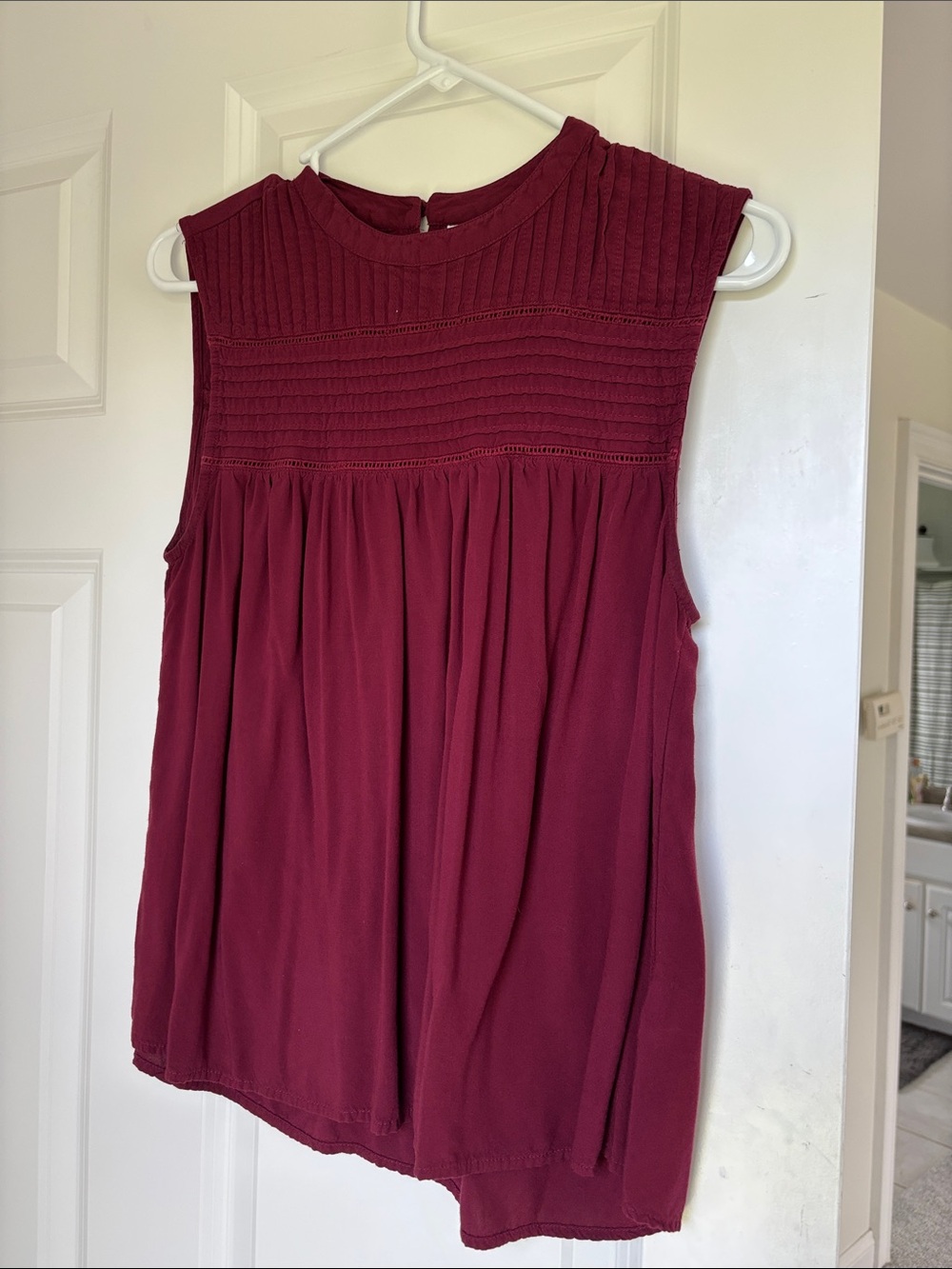 Old Navy Sleeveless Pleated Yoke Camisole in Burgundy